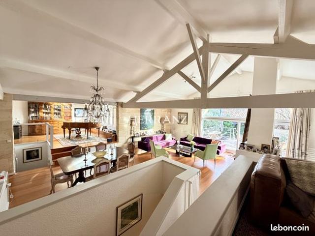 Maison 8 pièces 319 m²