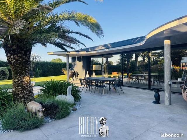 Maison 8 pièces 319 m²