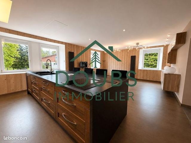 Maison 8 pièces 319 m²