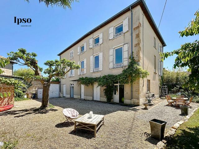 Maison 8 pièces 310 m²