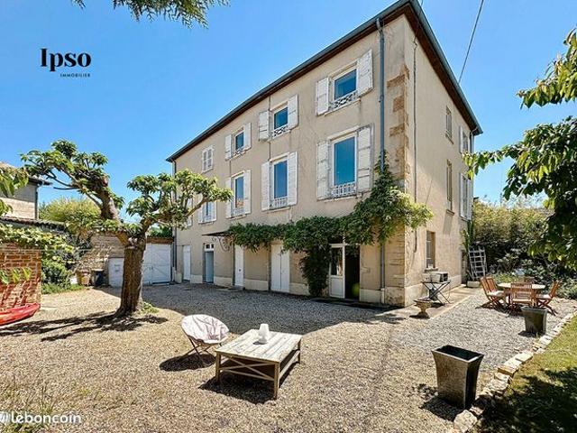 Maison 8 pièces 310 m²