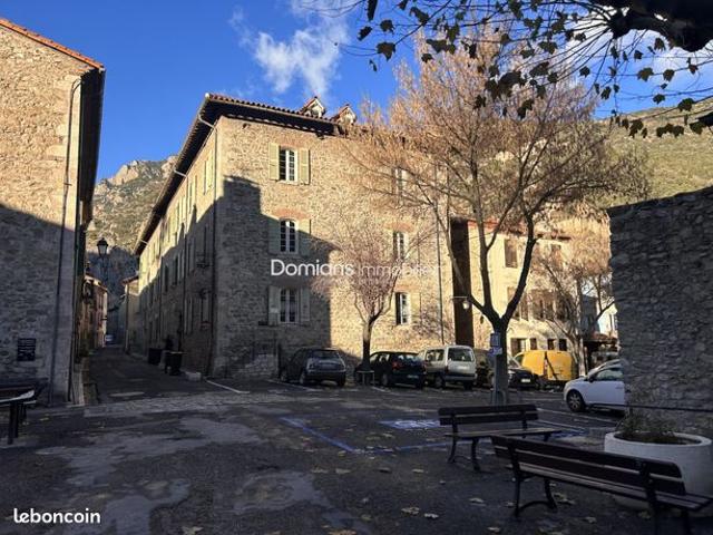 Maison 8 pièces 310 m²