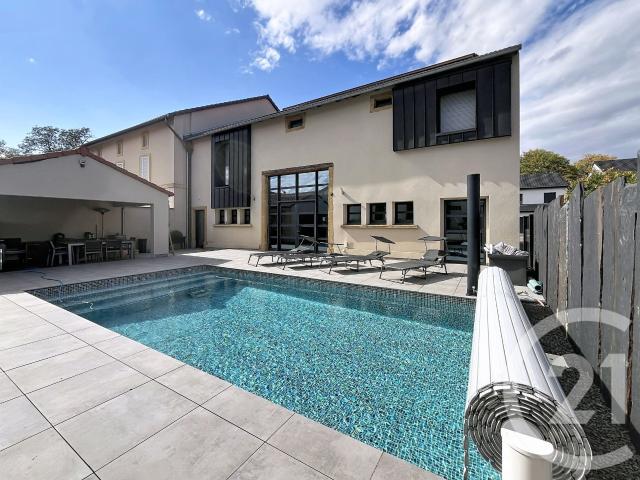 Maison 8 pièces 312 m²
