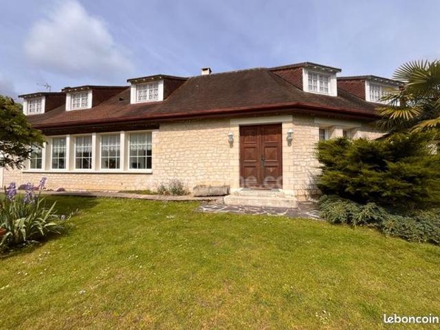 Maison 8 pièces 313 m²