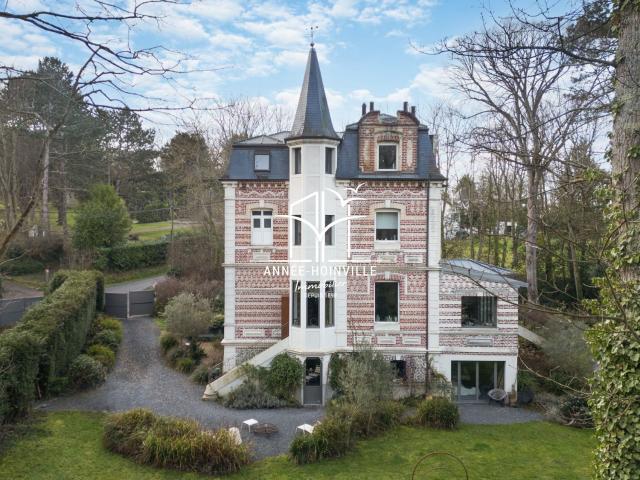 Maison 8 pièces 313 m²