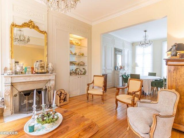 Maison 8 pièces 313 m²