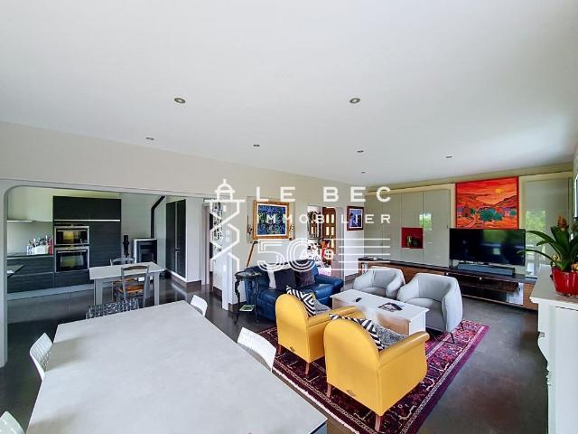 Maison 8 pièces 313 m²