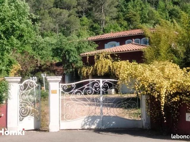 Maison 8 pièces 324 m²