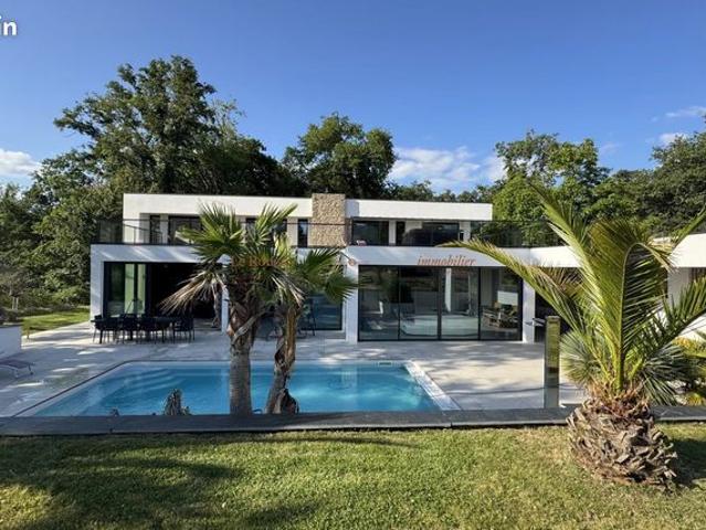 Maison 8 pièces 325 m²