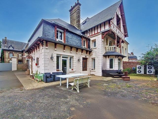 Maison 8 pièces 327 m²