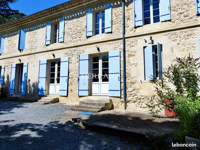 Maison 8 pièces 327 m²