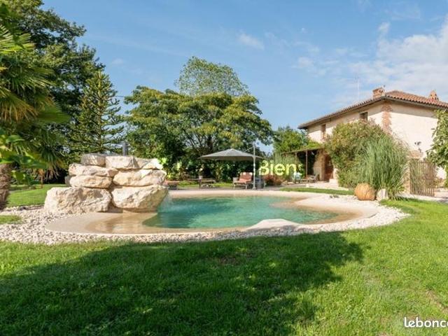 Maison 8 pièces 327 m²