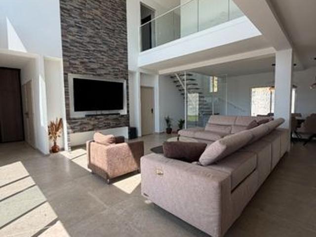 Maison 8 pièces 327 m²