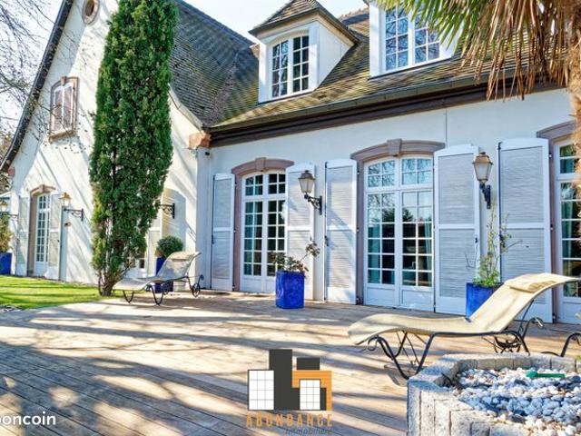 Maison 8 pièces 327 m²