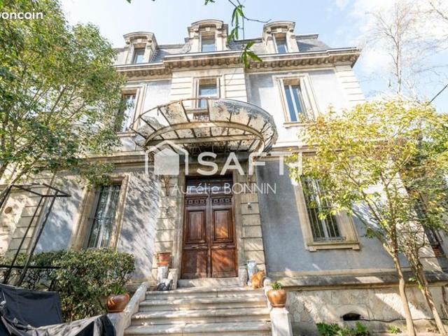 Maison 8 pièces 327 m²