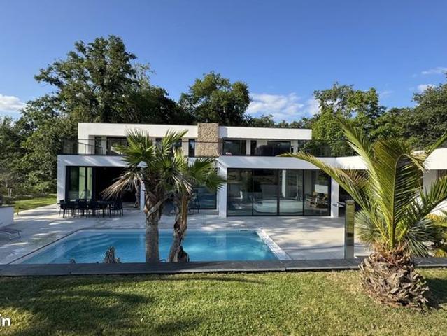 Maison 8 pièces 325 m²
