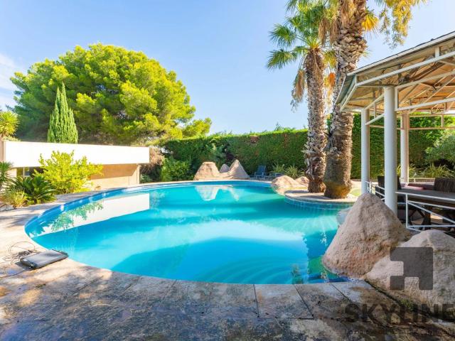 Maison 8 pièces 320 m²