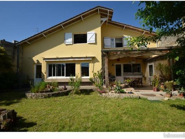Maison 8 pièces 321 m²