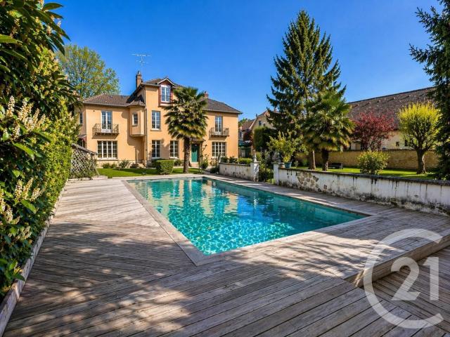 Maison 8 pièces 245 m²