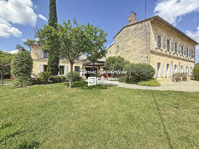 Maison 8 pièces 321 m²