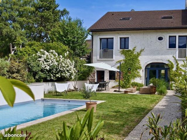 Maison 8 pièces 322 m²