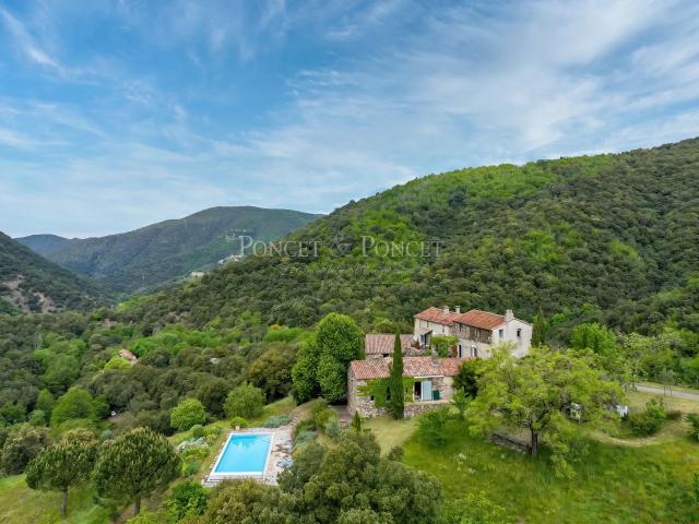 Maison 8 pièces 322 m²