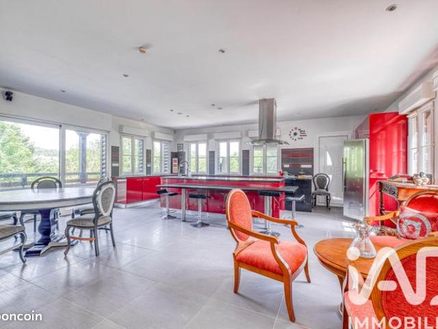 Maison 8 pièces 322 m²