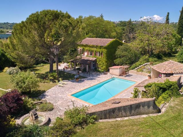 Maison 8 pièces 323 m²