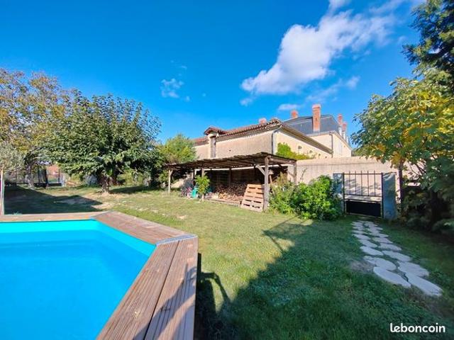Maison 8 pièces 323 m²