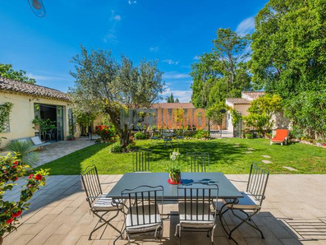 Maison 8 pièces 335 m²