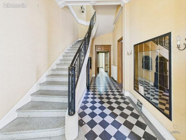 Maison 8 pièces 339 m²