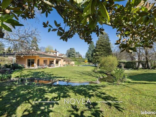 Maison 8 pièces 330 m²
