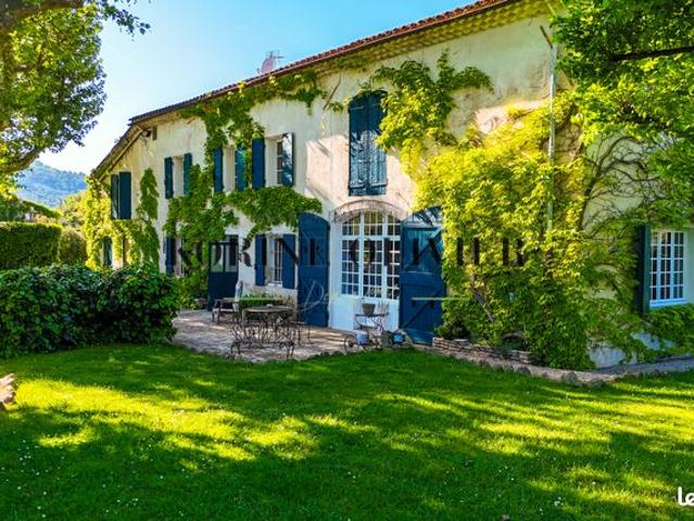 Maison 8 pièces 330 m²