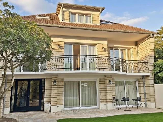 Maison 8 pièces 330 m²