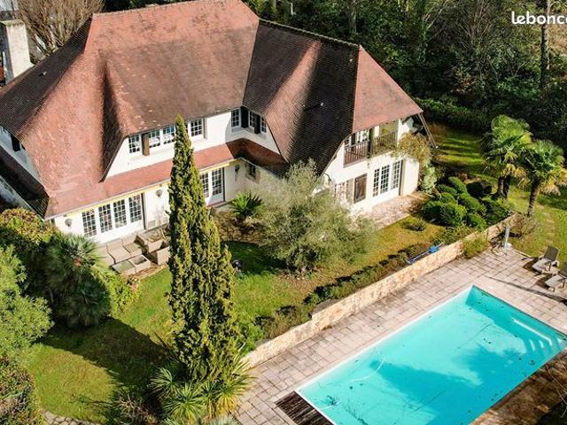 Maison 8 pièces 330 m²