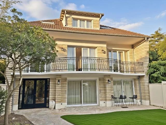 Maison 8 pièces 330 m²