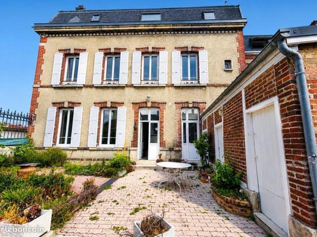 Maison 8 pièces 330 m²