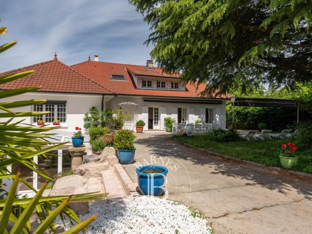 Maison 8 pièces 330 m²
