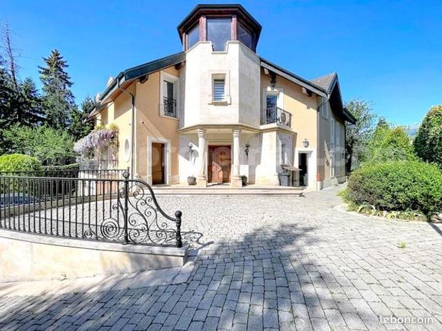 Maison 8 pièces 350 m²