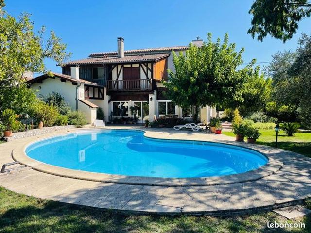 Maison 8 pièces 352 m²