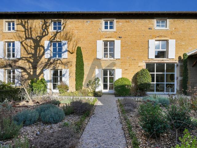 Maison 8 pièces 367 m²