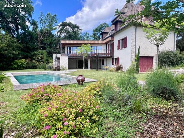 Maison 8 pièces 368 m²