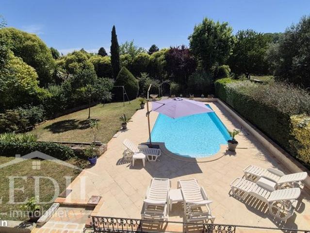 Maison 8 pièces 375 m²