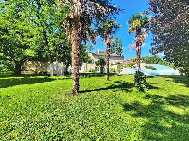 Maison 8 pièces 375 m²
