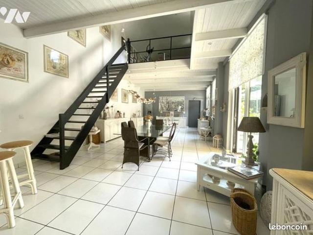 Maison 8 pièces 378 m²