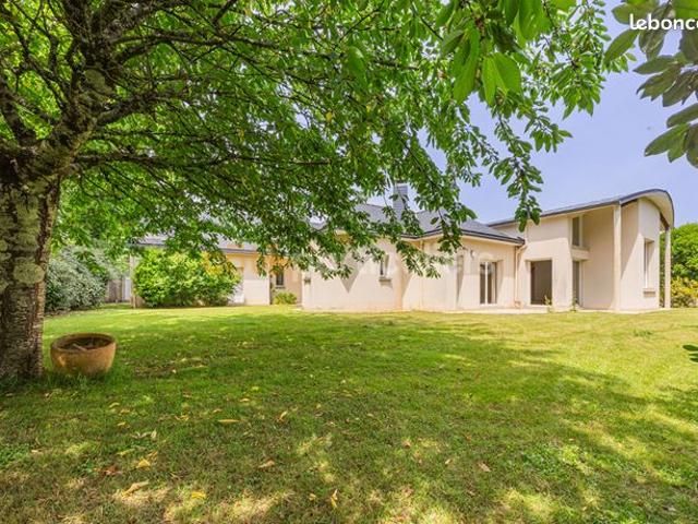 Maison 8 pièces 370 m²