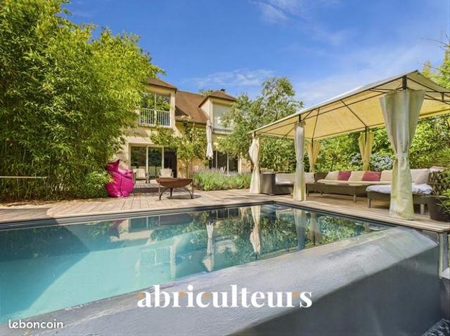 Maison 8 pièces 370 m²
