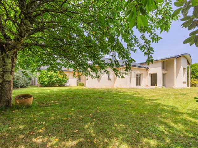 Maison 8 pièces 370 m²