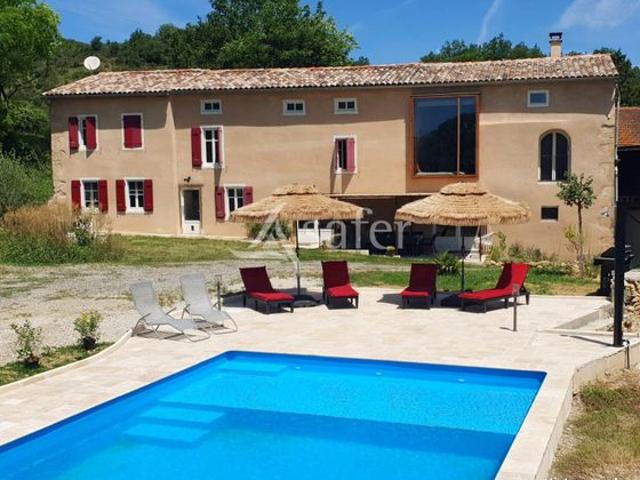 Maison 8 pièces 385 m²