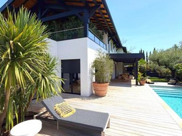 Maison 8 pièces 411 m²